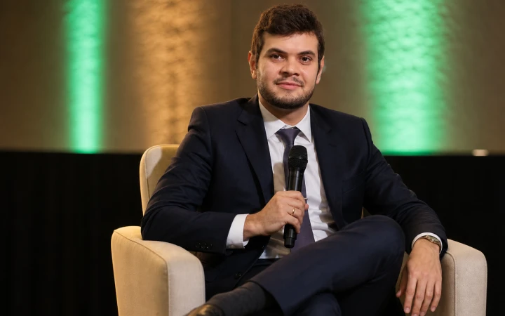 Advogado do Master Síndico sentado durante um painel jurídico