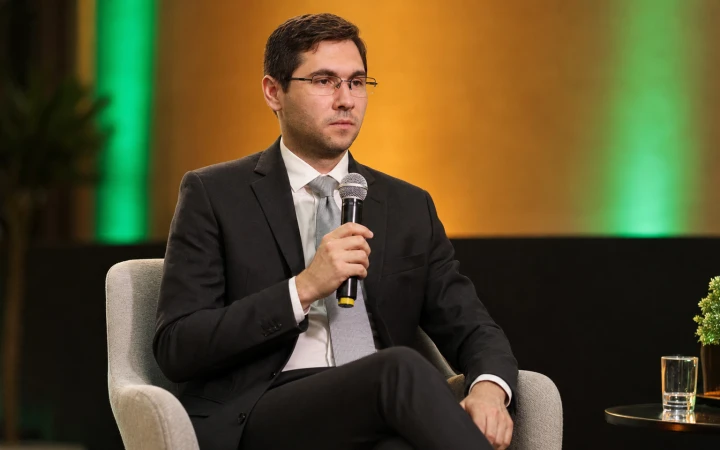 Advogado do curso participando de um painel profissional